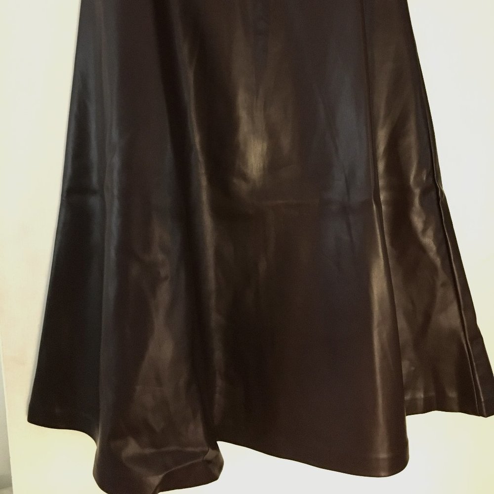 TAHARI FAUX LEATHER SKIRT